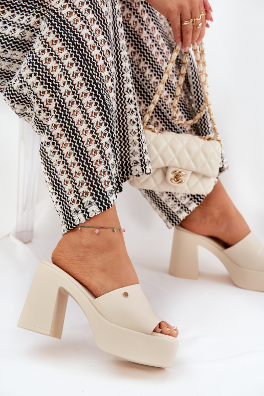 Feminin Hausschuhe aus Öko-Leder mit Absätzen und Plattform elfenbeinfarbe Tamirella