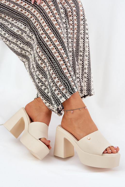 Feminin Hausschuhe aus Öko-Leder mit Absätzen und Plattform elfenbeinfarbe Tamirella