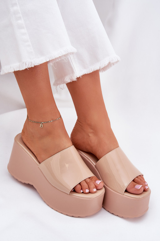 Mit Lackeffekt Damen-Pantoletten mit Plattform in sandfarbener Ausführung Nellevia