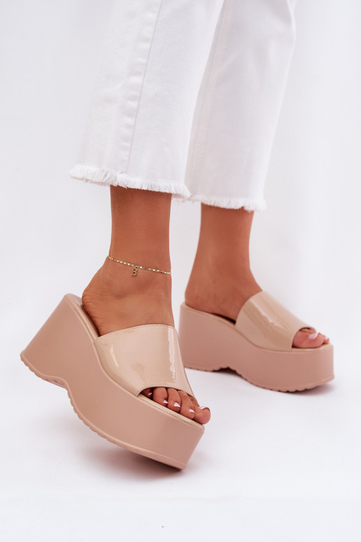 Mit Lackeffekt Damen-Pantoletten mit Plattform in sandfarbener Ausführung Nellevia