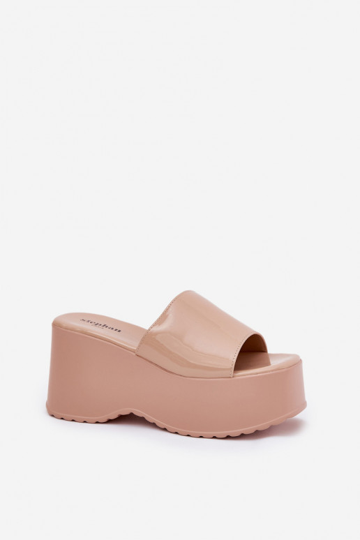Mit Lackeffekt Damen-Pantoletten mit Plattform in sandfarbener Ausführung Nellevia