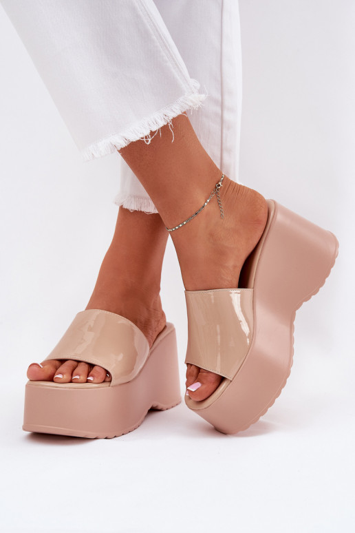 Mit Lackeffekt Damen-Pantoletten mit Plattform in sandfarbener Ausführung Nellevia