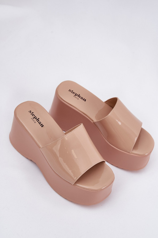 Mit Lackeffekt Damen-Pantoletten mit Plattform in sandfarbener Ausführung Nellevia