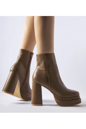 Braune Stiefeletten auf...